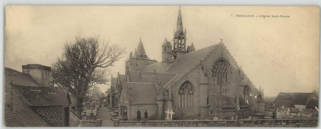L'église Sainte-Nonna et son enclos en vue panoramique, des enfants posant dans l'allée du cimetière — carte de la collection Villard (Quimper).