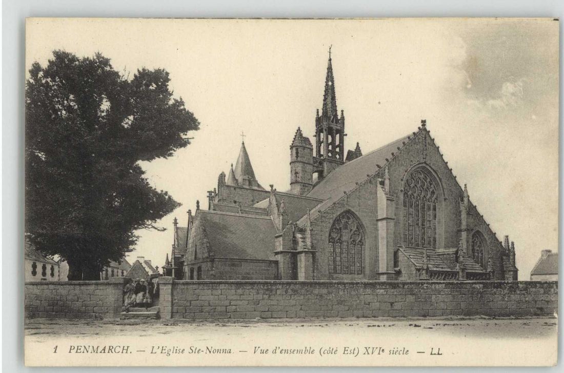 Sainte-Nonna côté est, par les éditions LL — trois femmes en coiffe sur l'escalier du muret. Le carton d'époque rappelle : « XVIᵉ siècle », l'église de l'âge d'or.