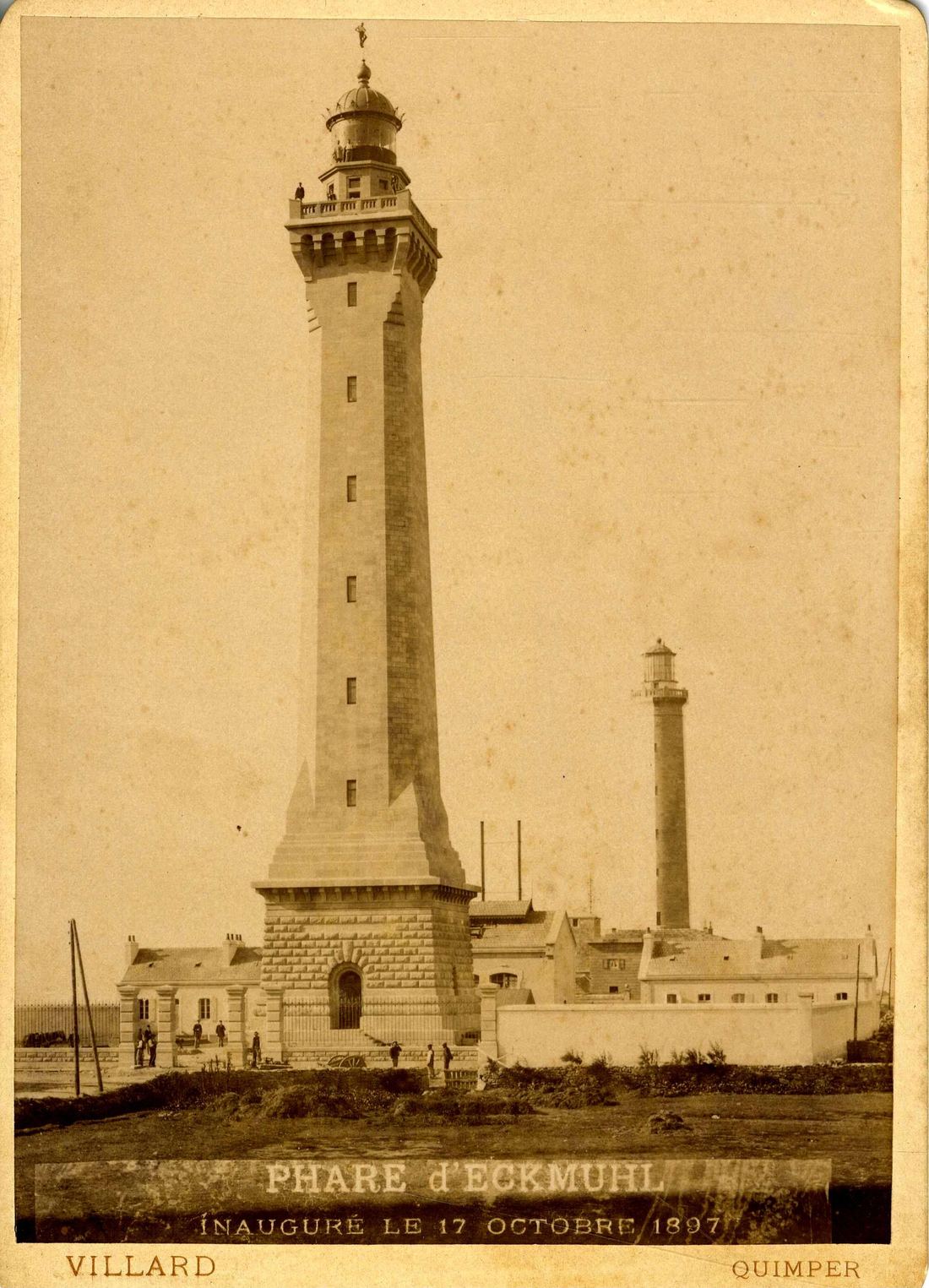 Le phare d'Eckmühl tout neuf, photographié par Joseph-Marie Villard — derrière lui, l'ancien phare de 1835, déclassé le jour même. La légende d'époque est imprimée sous l'image.
