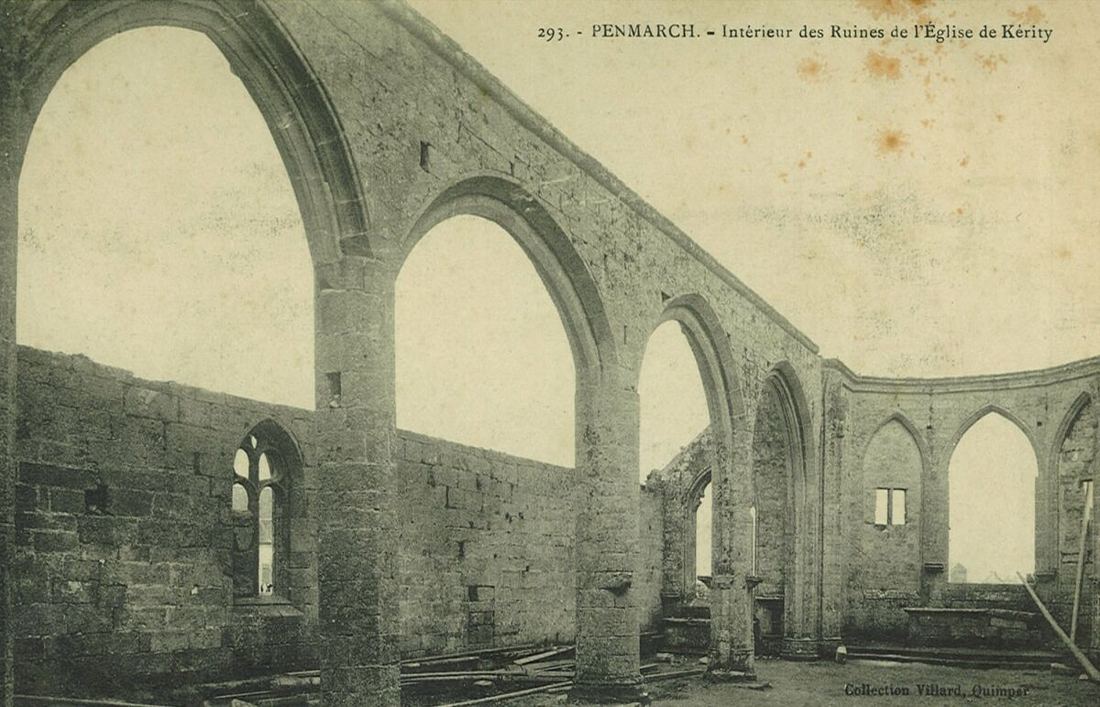 L'intérieur des ruines de l'ancienne église de Kérity.