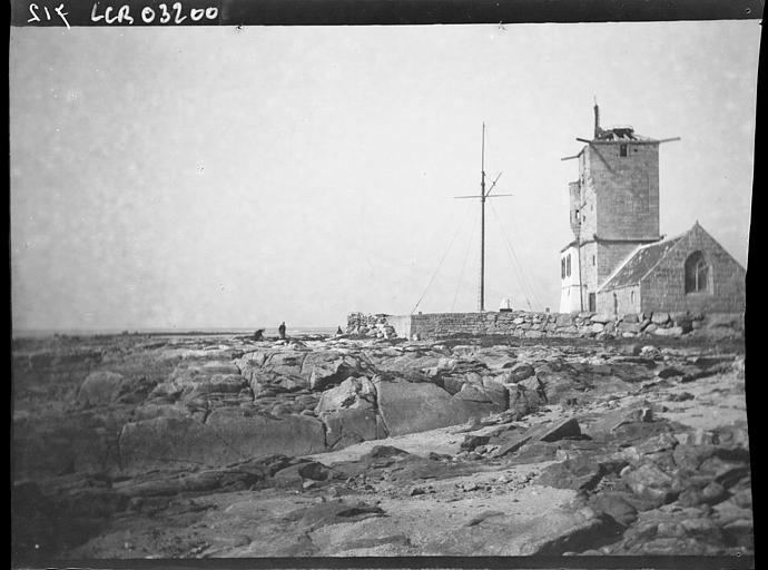 L'ancien phare de Penmarc'h vu depuis la côte, le 25 mars 1893.