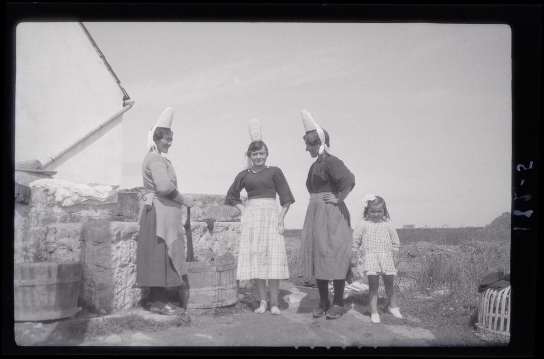 Femmes en costume traditionnel à Penmarc'h, en 1931.