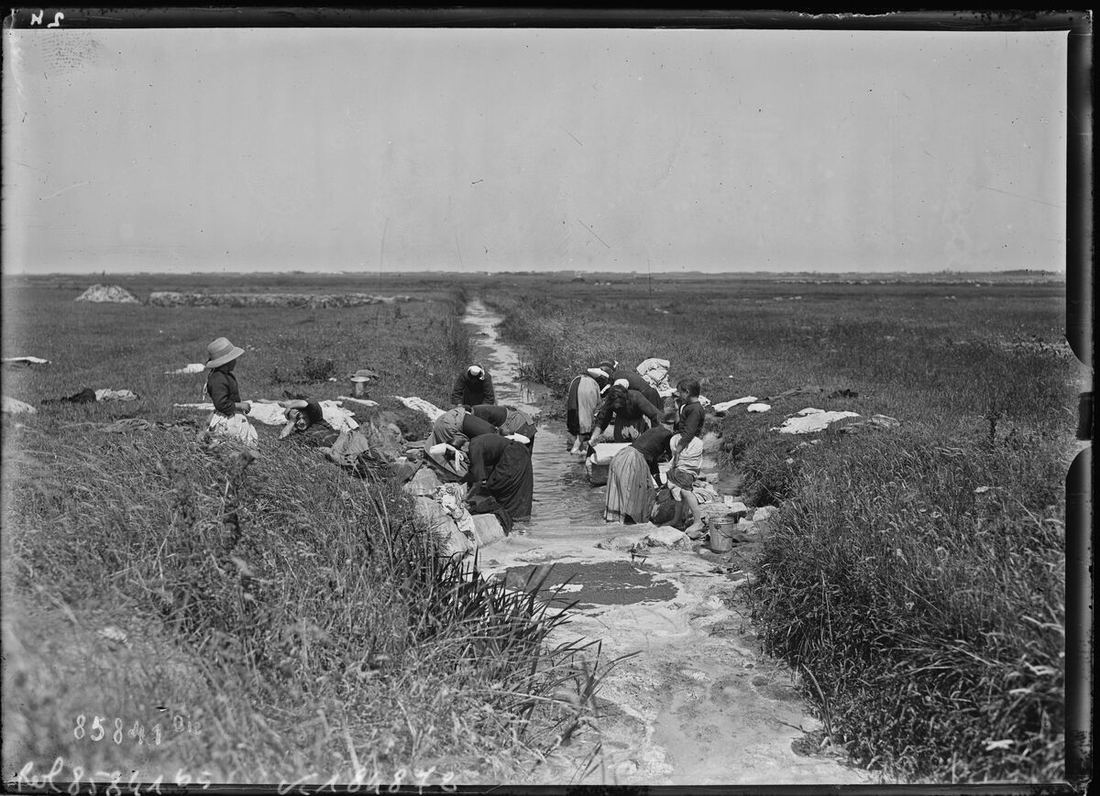 Bretonnes lavant le linge dans un bras d'eau près de Penmarc'h, en 1923.