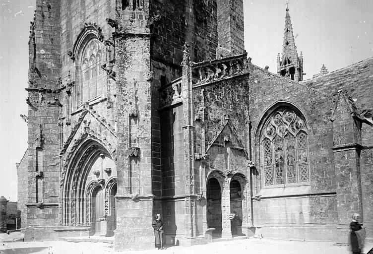 La façade ouest de l'église Saint-Nonna, avant 1896.