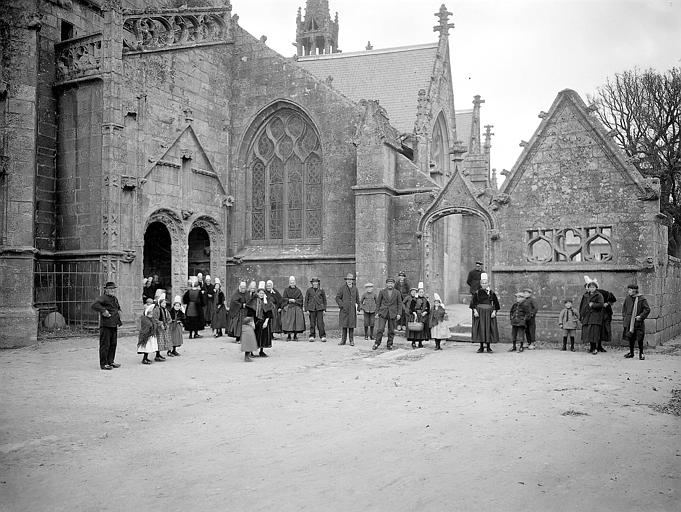La sortie de la messe à Penmarc'h, vers 1925.