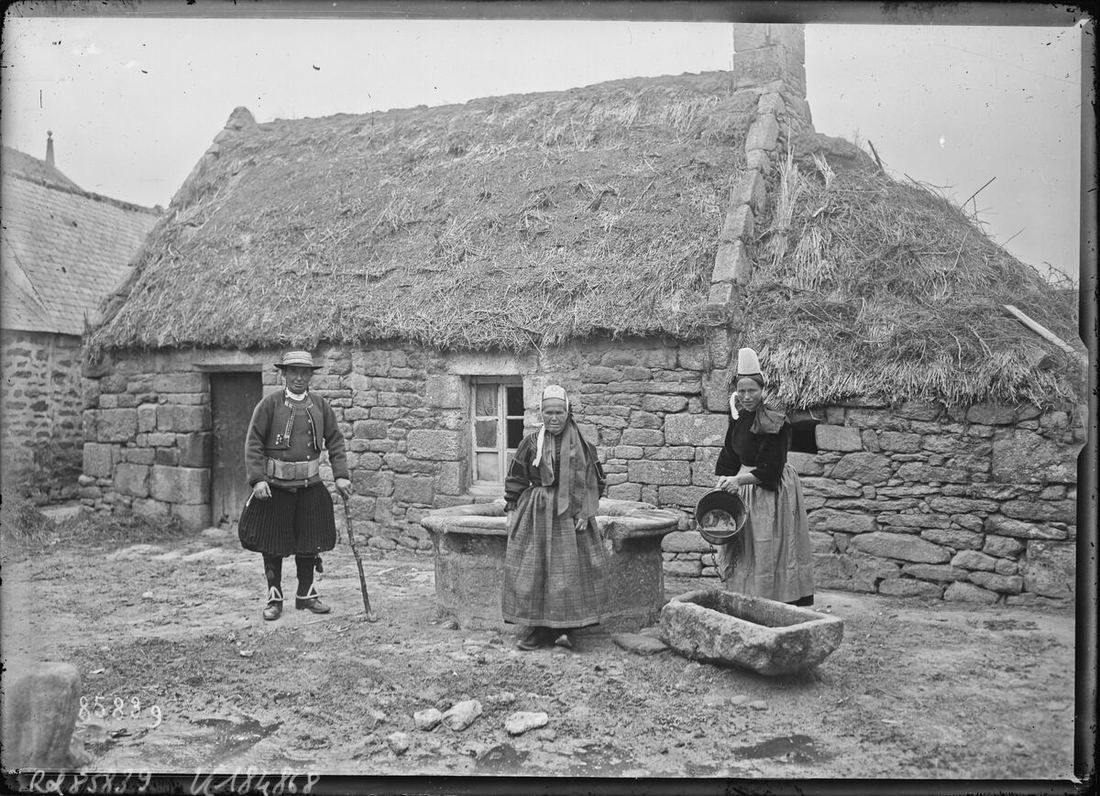 Bretons devant leur vieille maison de Penmarc'h, en 1923.