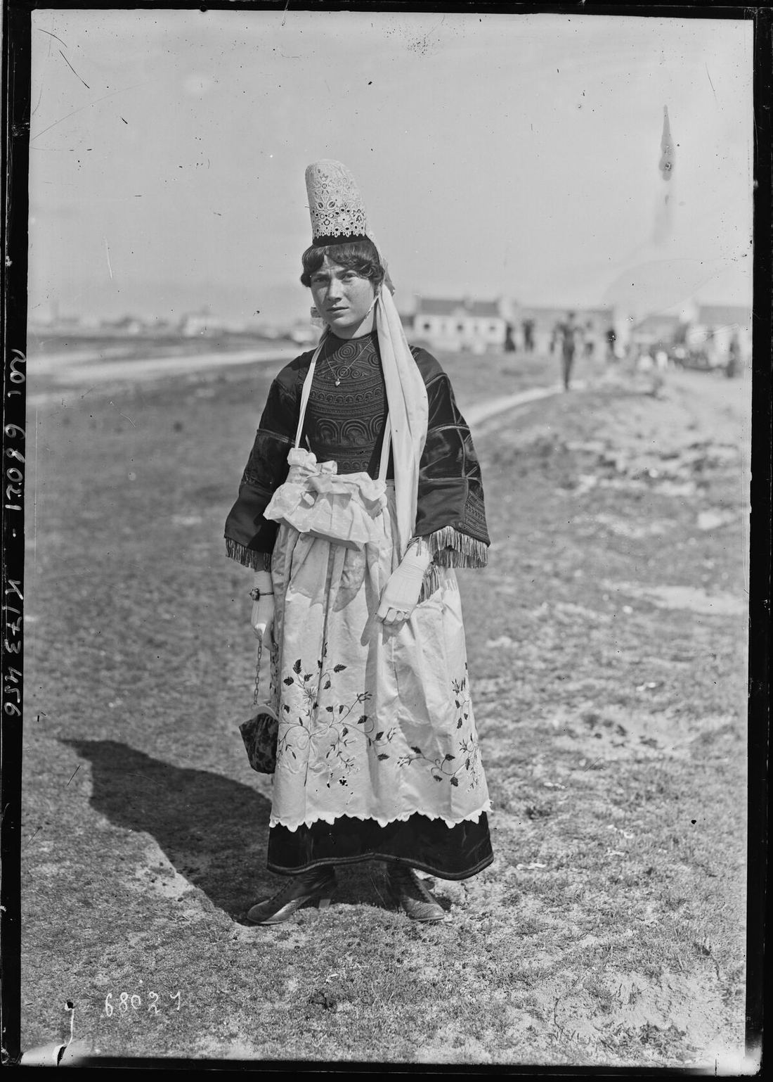 Une Bigoudène en habit traditionnel pour la fête des Cormorans, en 1921.