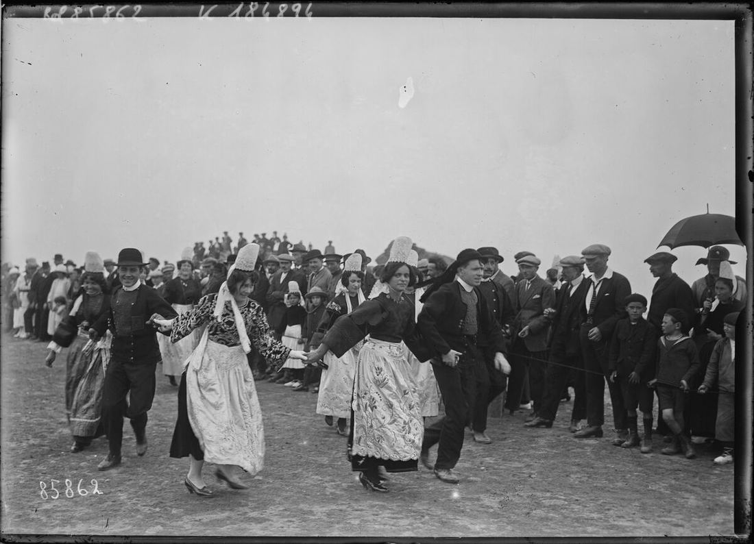 Danses bretonnes à Saint-Guénolé pendant la fête des Cormorans, en 1923.