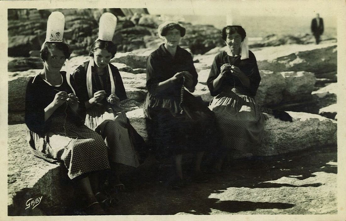 Bigoudènes faisant de la dentelle au point d'Irlande à Saint-Guénolé.
