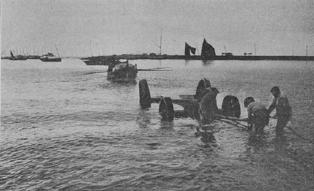 Le lancement du canot de sauvetage Maman Poydenot à Saint-Guénolé, en 1911.