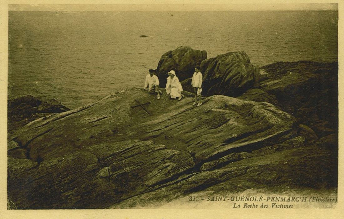 Le Rocher des Victimes à Saint-Guénolé, carte postale ancienne.