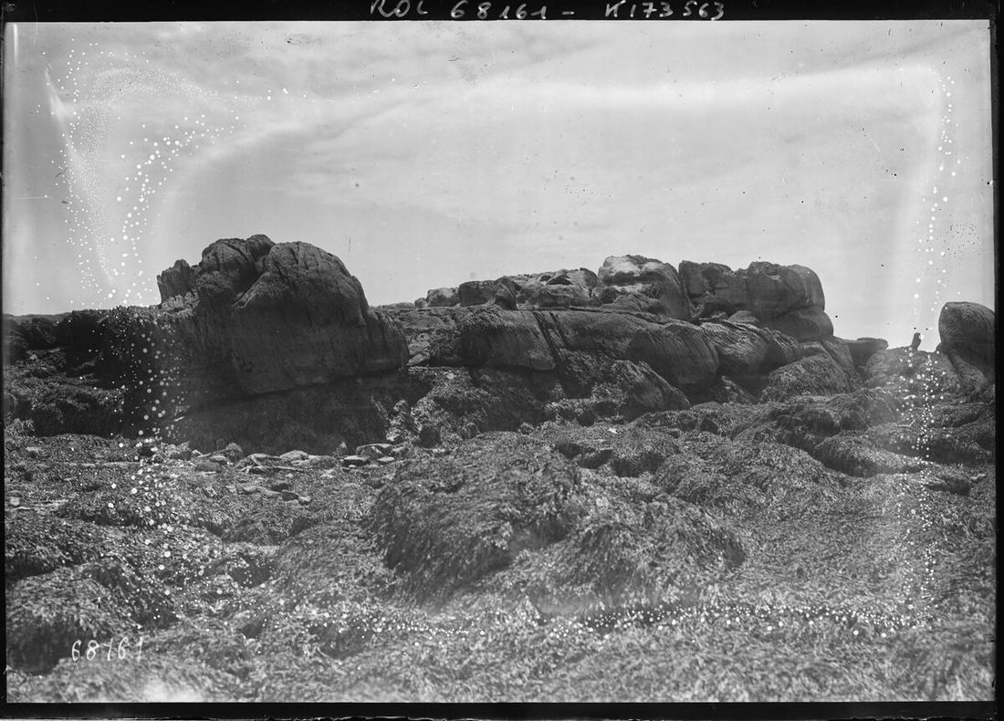 Les rochers de Saint-Guénolé battus par la mer, en 1921.
