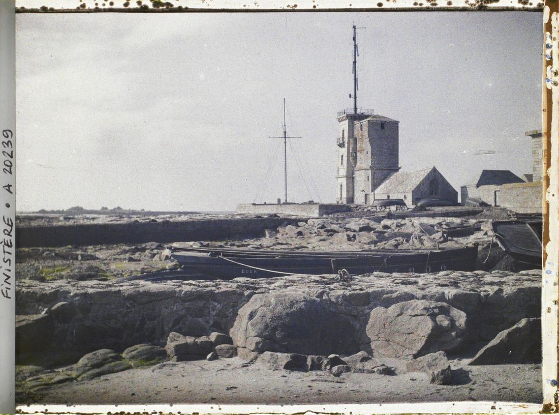 Le village de Saint-Pierre, son sémaphore et la vieille tour, en 1920.